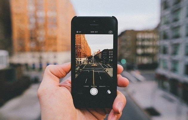 В России готовят законопроект, согласно которому штрафовать водителей можно будет за нарушение, сфотографированное на камеру смартфона