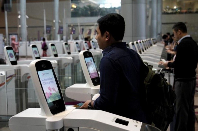 Сингапурский аэропорт использует систему распознавания лиц для поиска опаздывающих пассажиров