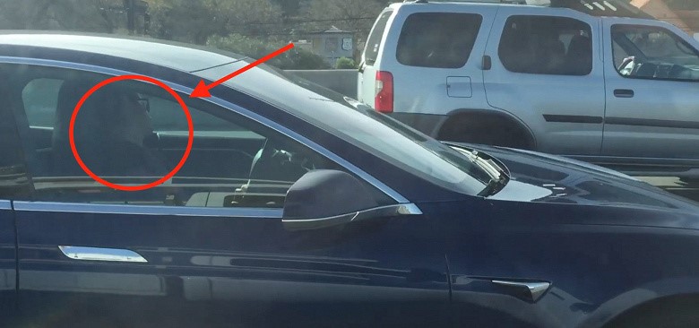 В Калифорнии водитель Tesla заснул за рулем во время движения автомобиля на автопилоте