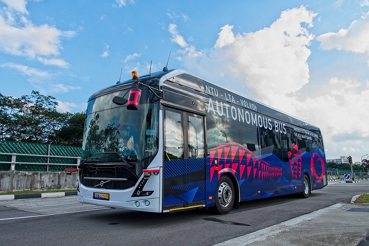В Сингапуре представлен первый пассажирский беспилотный автобус
