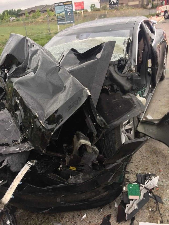 Автомобиль Tesla Model S, двигавшийся на автопилоте, врезался в припаркованную пожарную машину