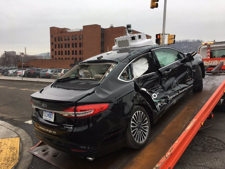Беспилотный автомобиль Арго AI попал в аварию — два пассажира в больнице