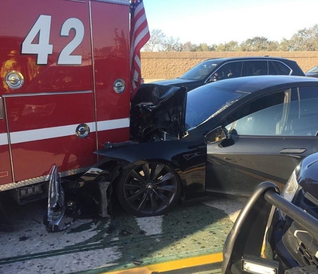 Tesla Model S попала в аварию пока двигалась на «автопилоте»