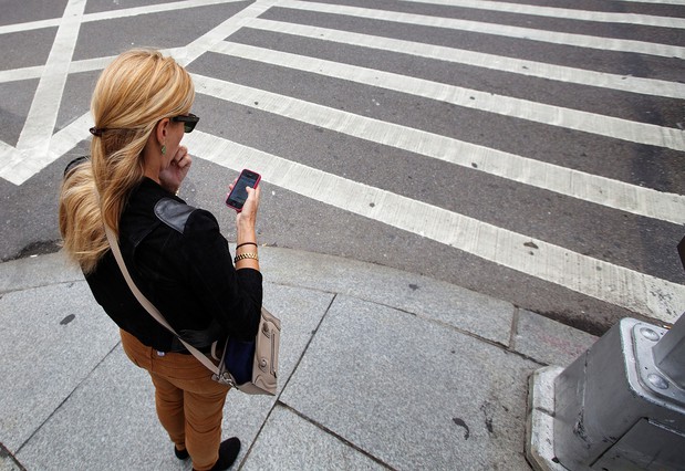 На Гавайях будут штрафовать пешеходов, смотрящих в экран смартфона во время перехода дороги
