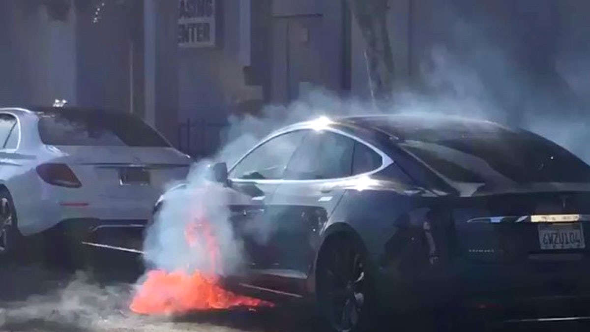 Tesla Model S режиссера Майкла Морриса загорелась во время движения