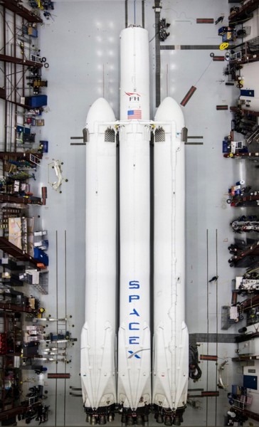 Опубликованы первые фото тяжелой ракеты Falcon Heavy
