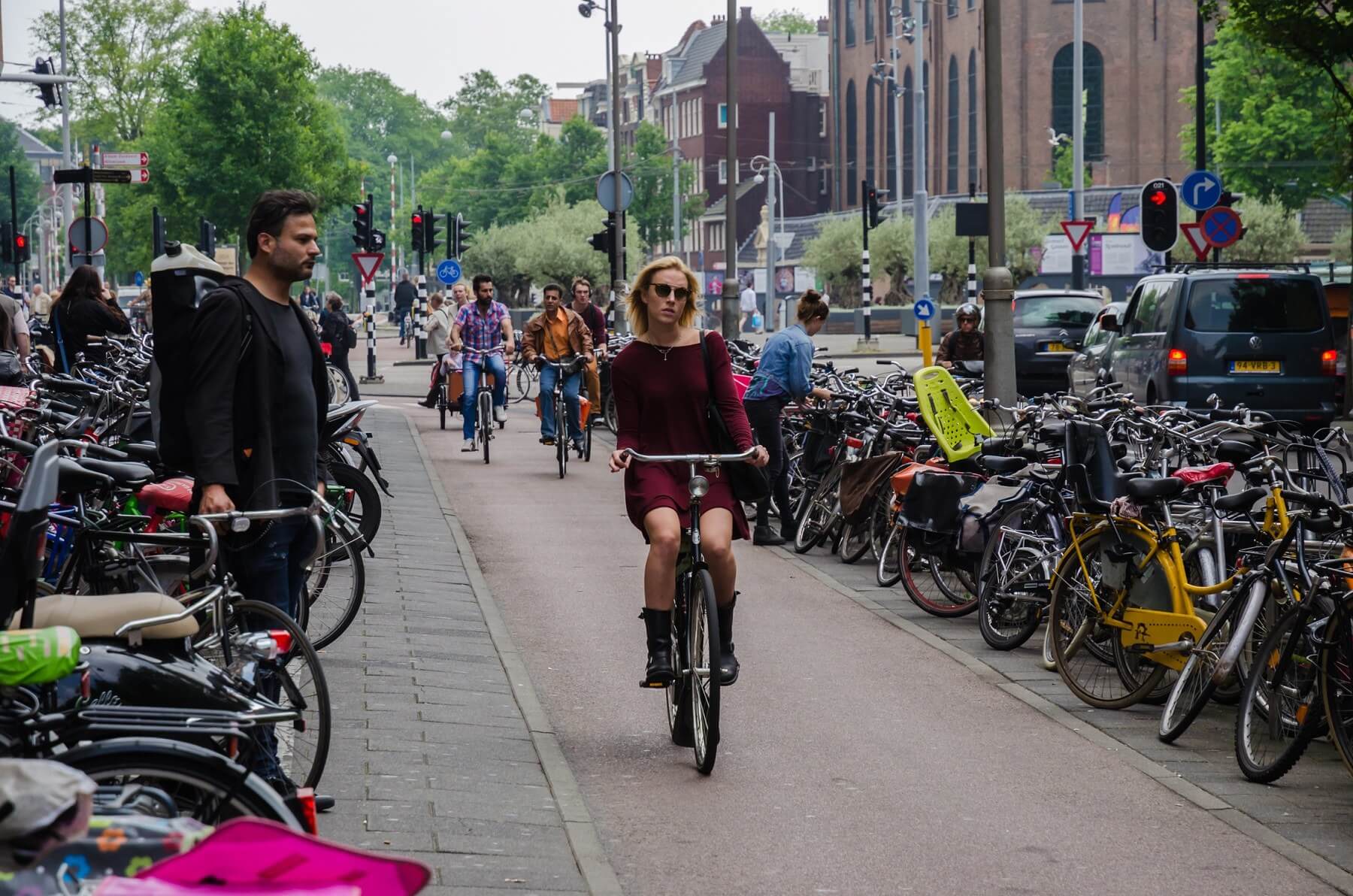 В Нидерландах решили запретить велосипедистам пользоваться смартфонами во время движения