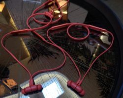 Huawei представила беспроводные наушники FreeLace