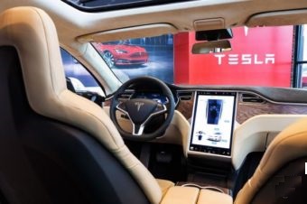 Компания Tesla отзывает иск против экс-директора программы Autopilot