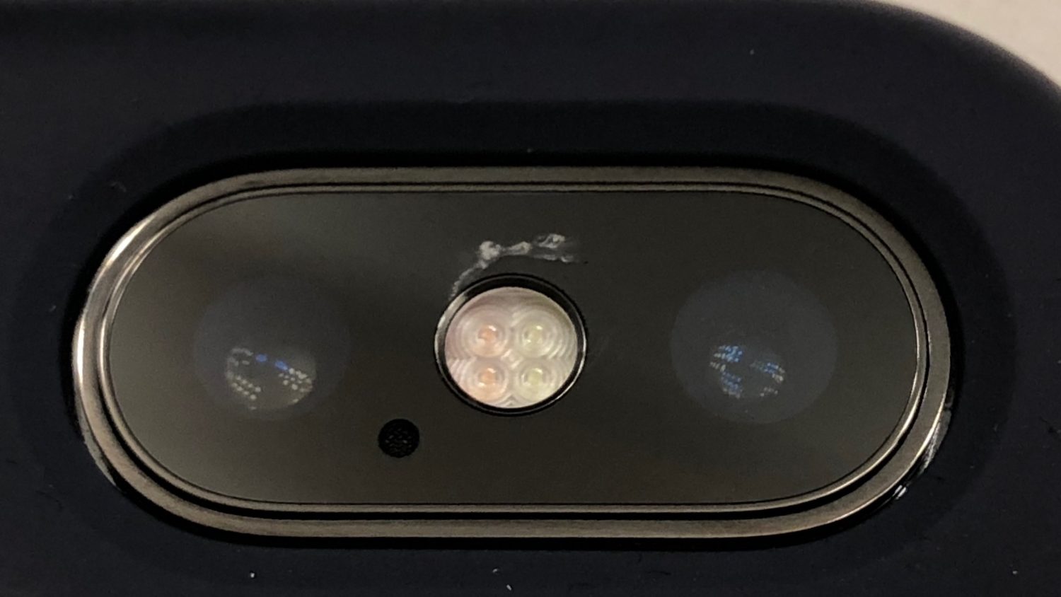 Владельцы iPhone X жалуются на трескающееся стекло основной камеры