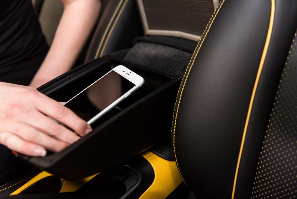 Nissan считает, что клетка Фарадея в подлокотнике поможет не отвлекаться на телефон во время вождения