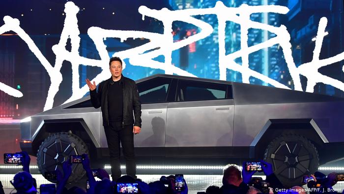 Илон Маск объяснил, почему на презентации треснули стекла электрического пикапа Tesla Cybertruck