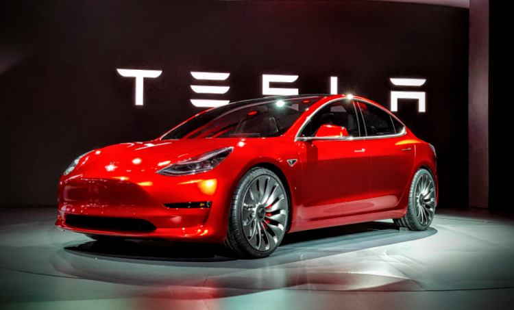 Илон Маск обещает снизить цену на электромобили Tesla Model 3 до $35000 и закрыть большинство магазинов