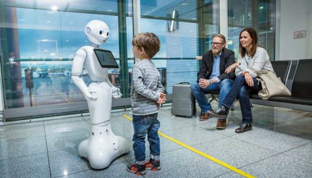 В аэропорту Мюнхена тестируется человекоподобный робот-помощник