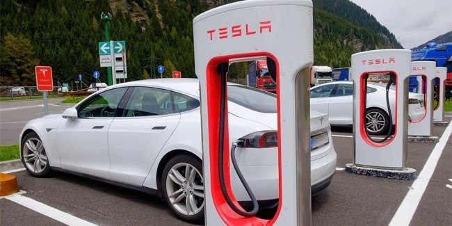 Tesla отрицает случаи ускорения своих автомобилей