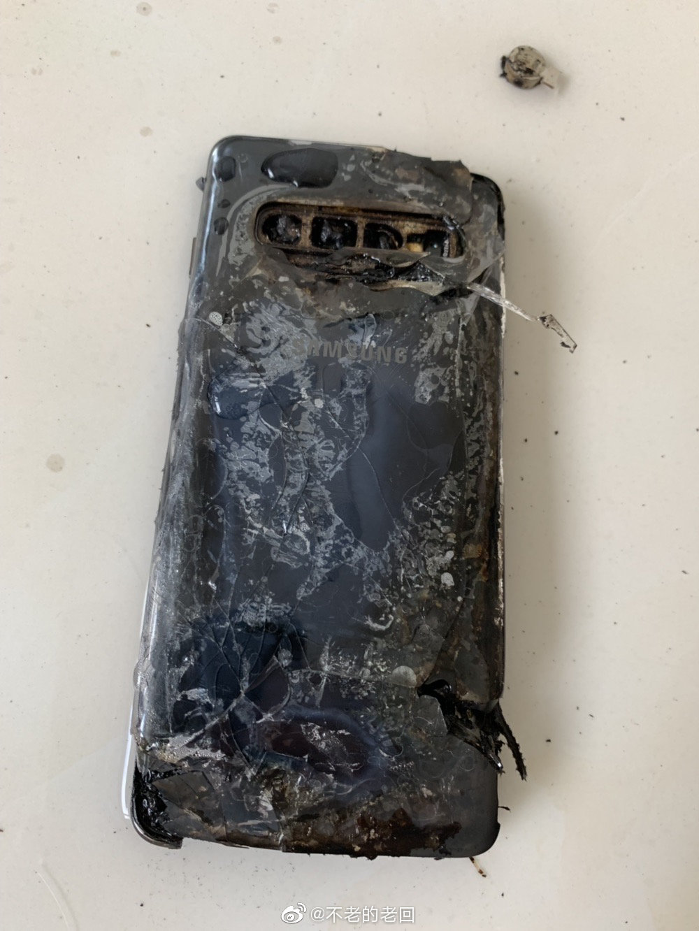 Смартфон Samsung Galaxy S10 загорелся во время зарядки