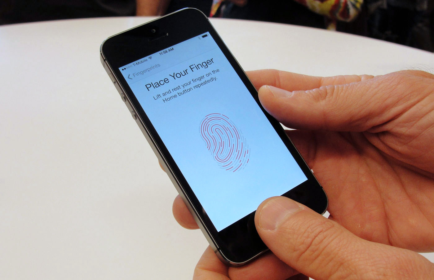 Apple собирает отпечатки пальцев воров iPhone