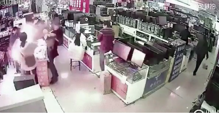 Мужчина в магазине укусил iPhone и тот взорвался