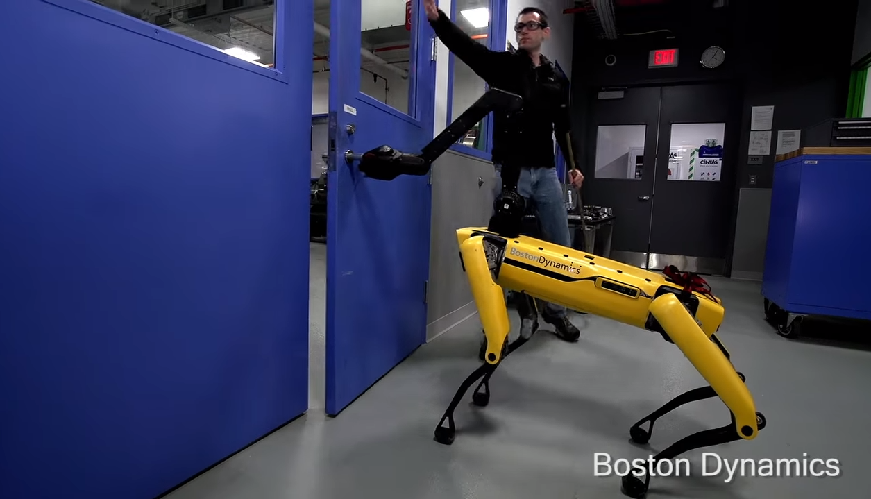 Boston Dynamics опубликовали видео, на котором человек пытается помешать «побегу» робота из лаборатории