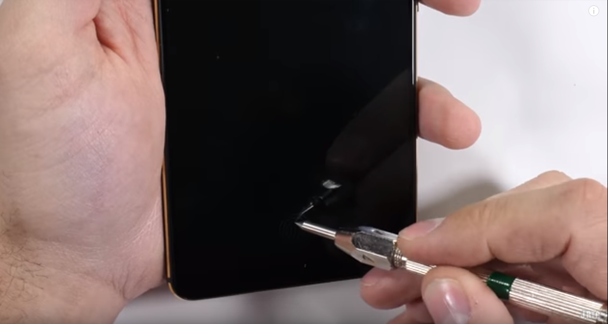 JerryRigEverything испытал работу подэкранного сканера отпечатков пальцев Vivo X20 Plus UD при наличии на стекле смартфона царапин