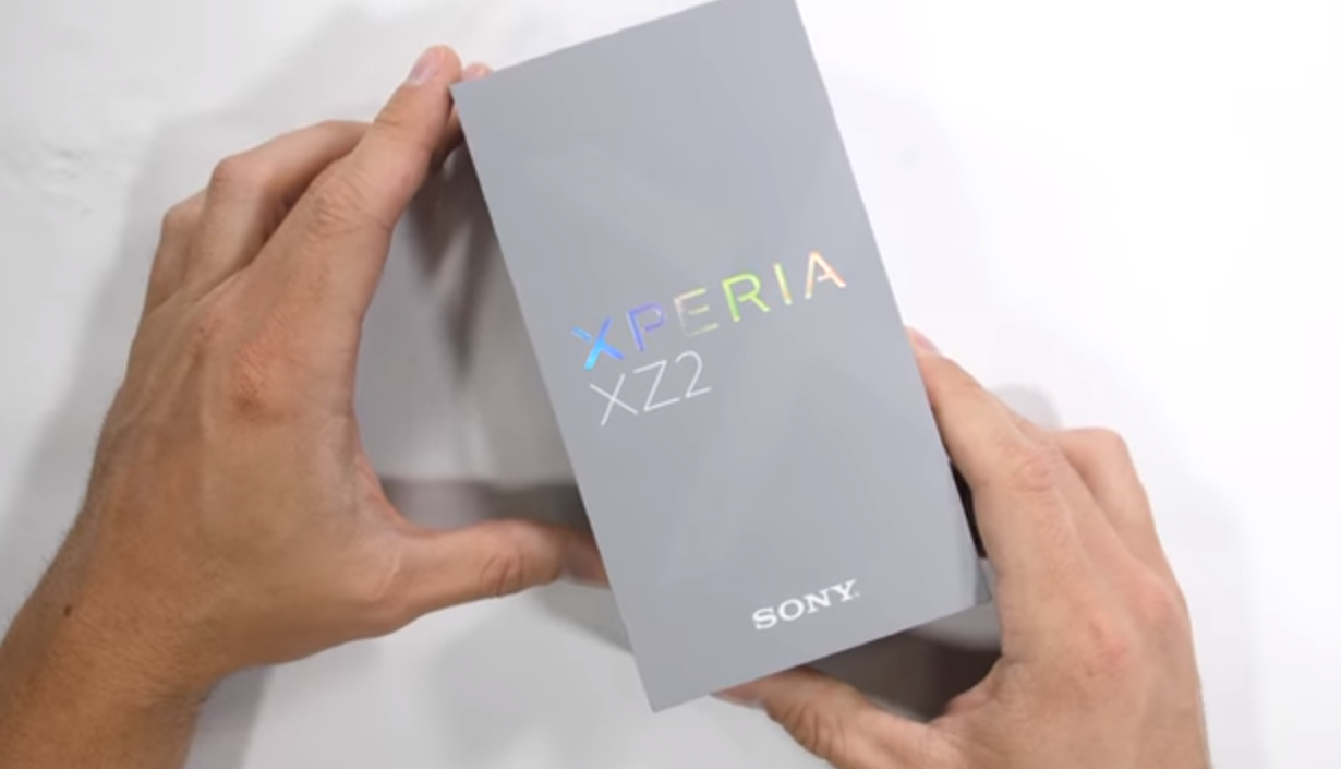 Блогер JerryRigEverything проверил на прочность смартфон Sony Xperia XZ2