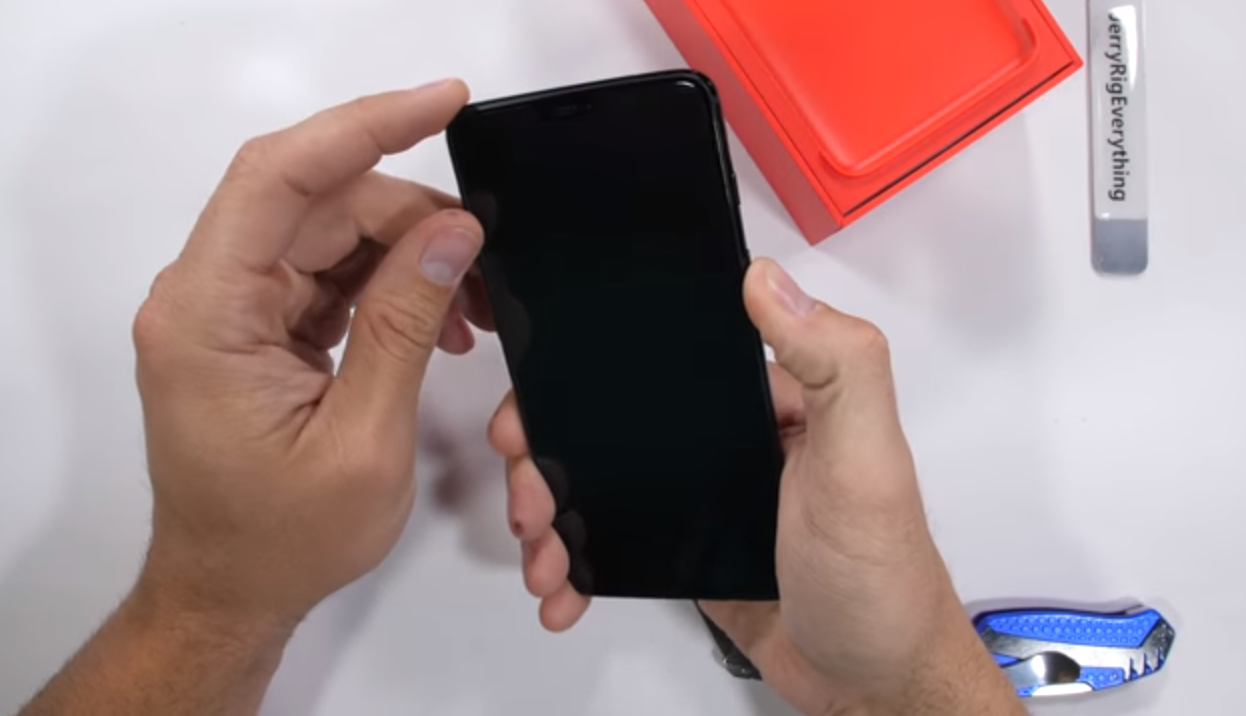 JerryRigEverything проверил на прочность новенький OnePlus 6