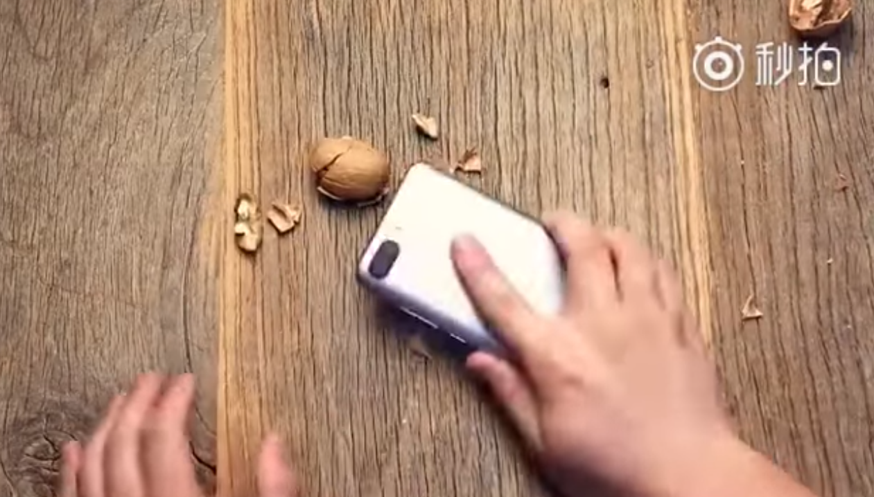 Экраном смартфона Xiaomi Redmi 6 можно колоть орехи… буквально