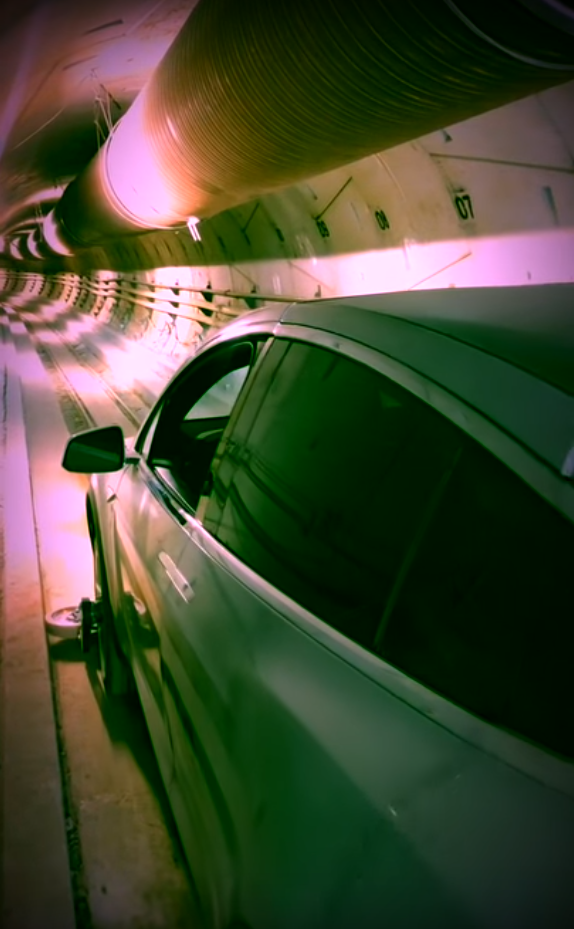 Tesla Model X проехал по тоннелю The Boring Company