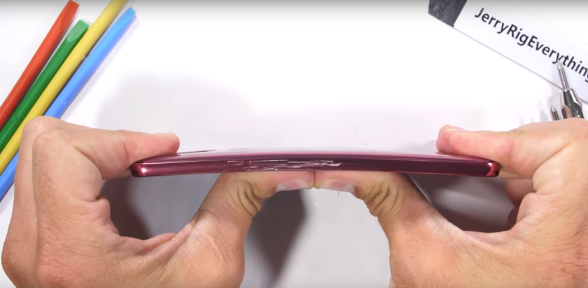JerryRigEverything испытал на прочность смартфон LG G7