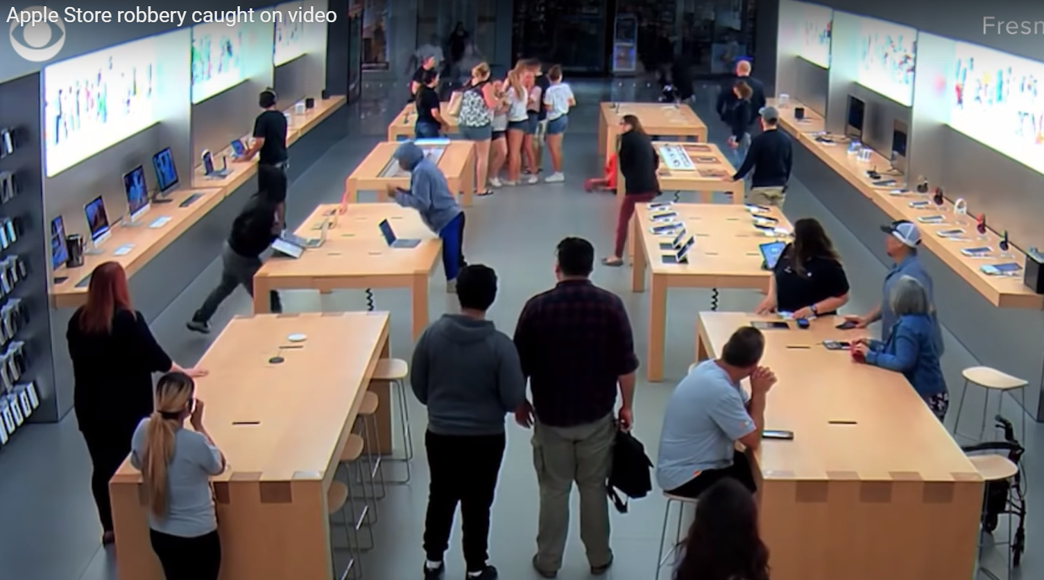 Воры за несколько секунд обокрали магазин Apple полный посетителей