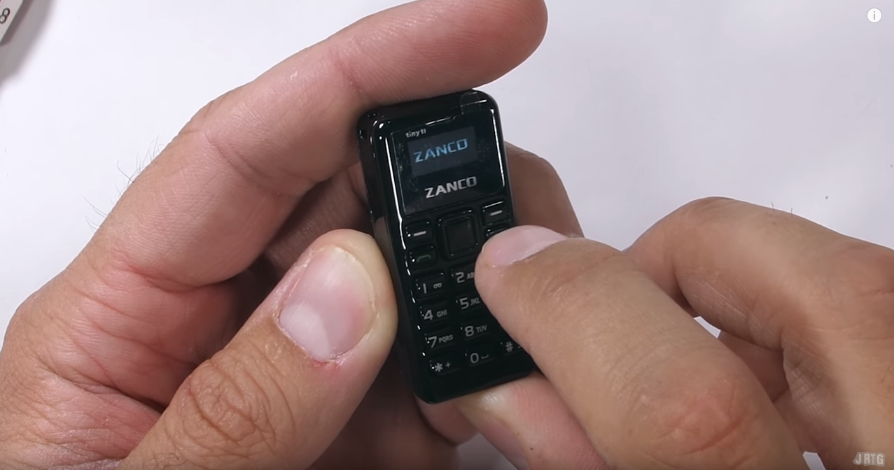 JerryRigEverything проверил на прочность самый маленький в мире телефон