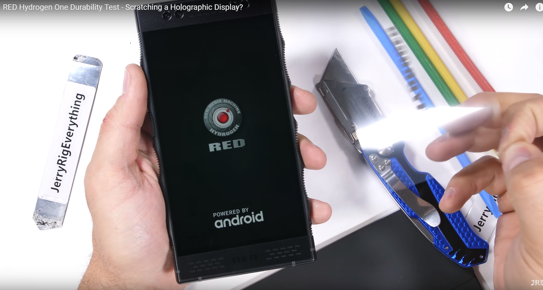 JerryRigEverything проверил на прочность смартфон Red Hydrogen One