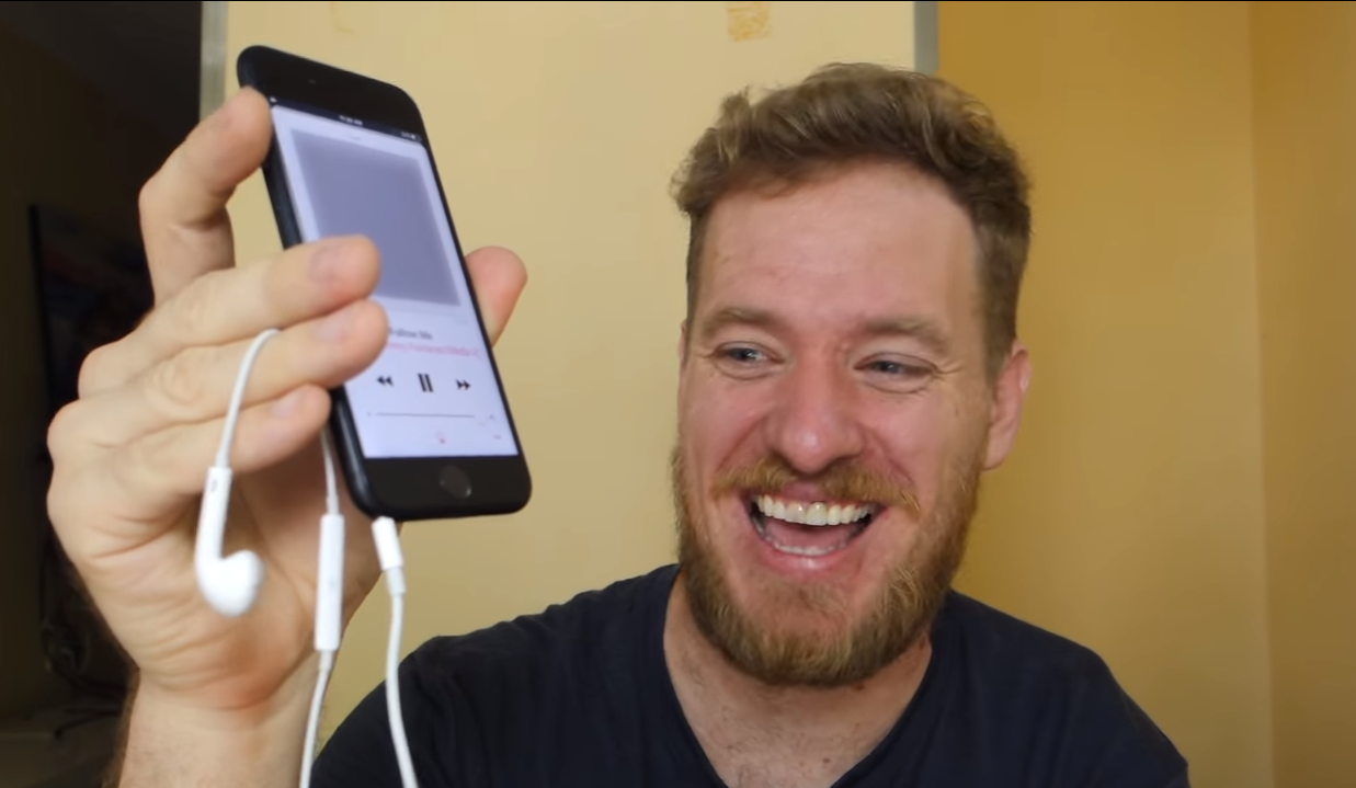 Мужчина, который сам из запчастей собрал iPhone 6s, смог добавить 3,5 мм разъем для наушников в iPhone 7