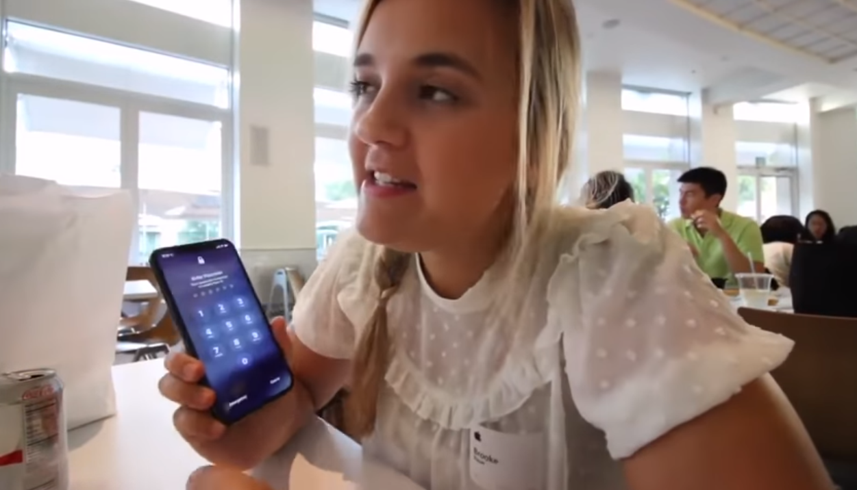 Apple уволила сотрудника, дочь которого выложила на YouTube ролик с новым iPhone X