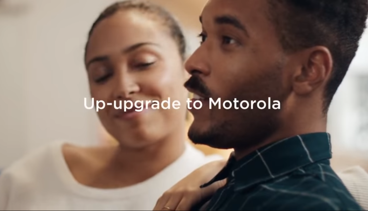 Motorola троллит Samsung в новом рекламном ролике