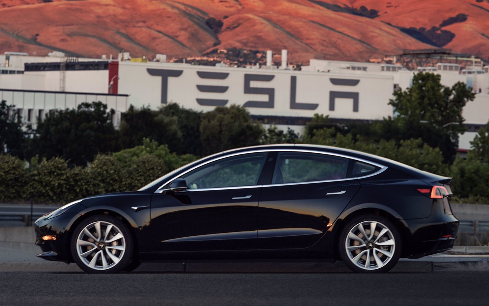 Tesla показала первый электрокар Model 3