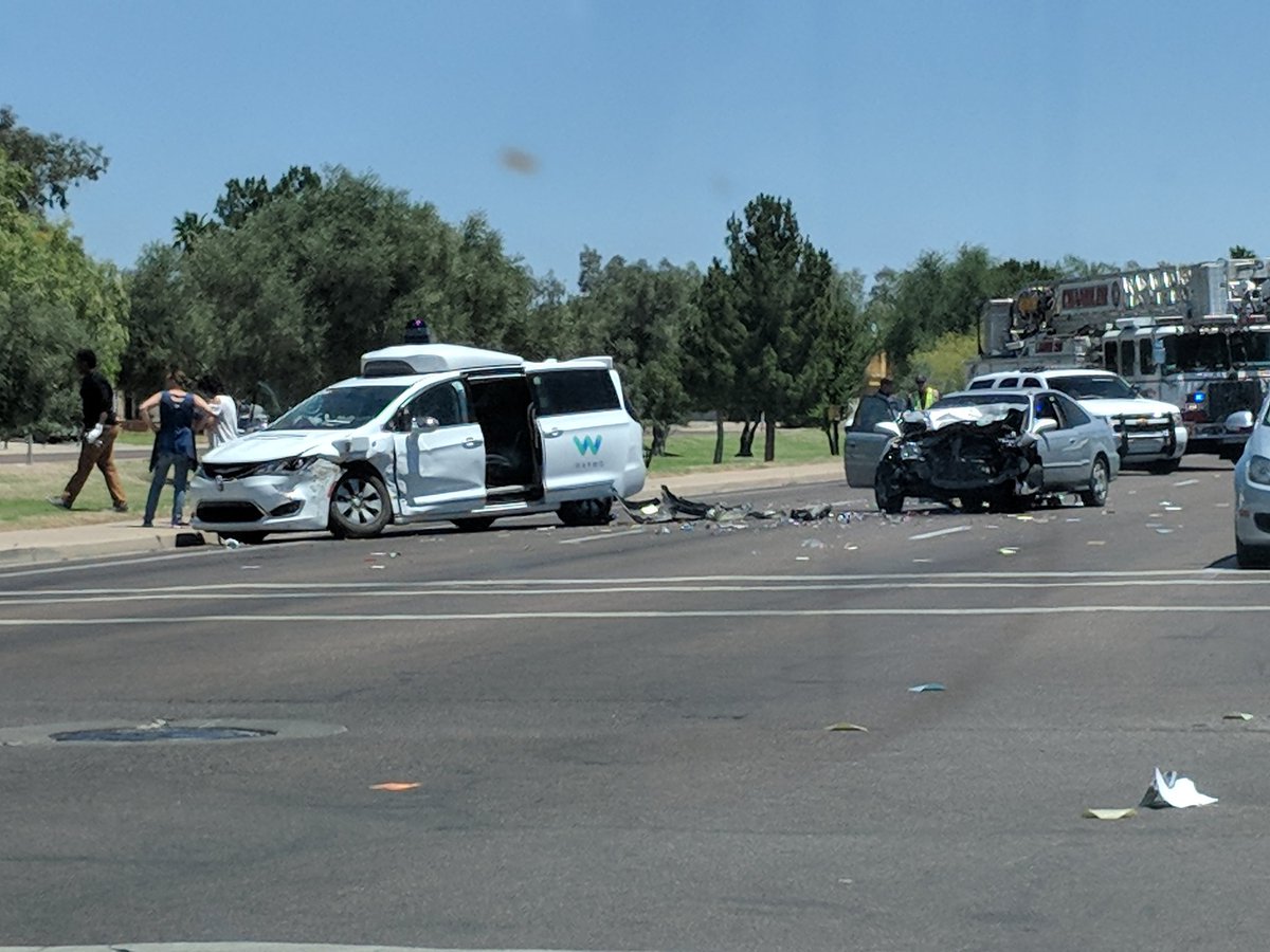 Беспилотный автомобиль Waymo попал в аварию в Аризоне