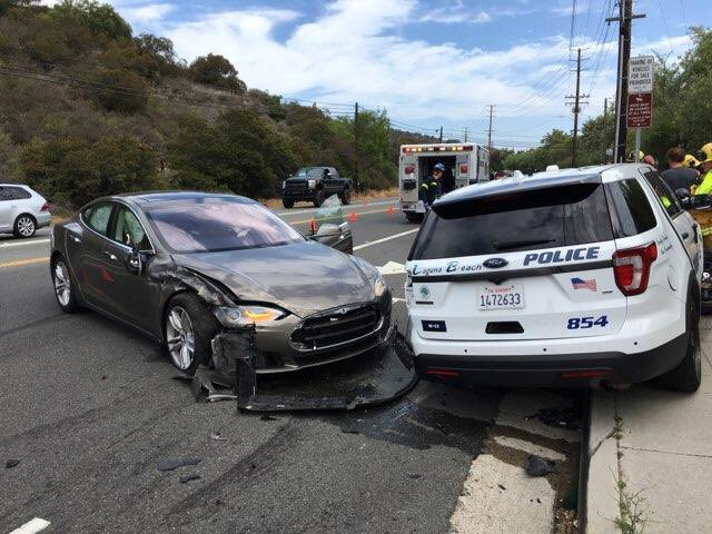 Tesla Model S, двигавшийся на «автопилоте» врезался в припаркованную на обочине полицейскую машину