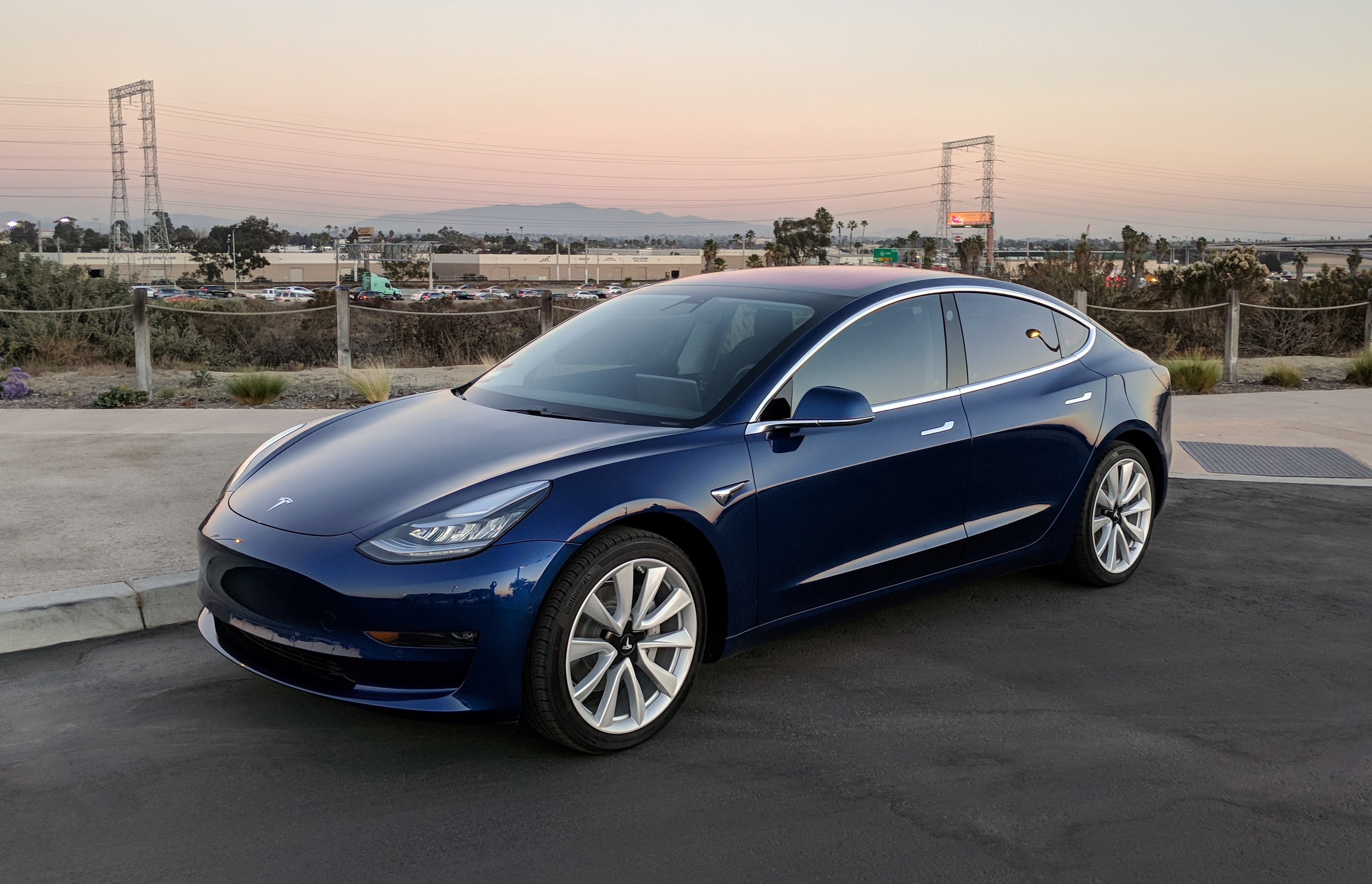 Илон Маск рассказал о двухмоторной версии Tesla Model 3, которая будет разгоняться до 100 км/ч за 3,5 с