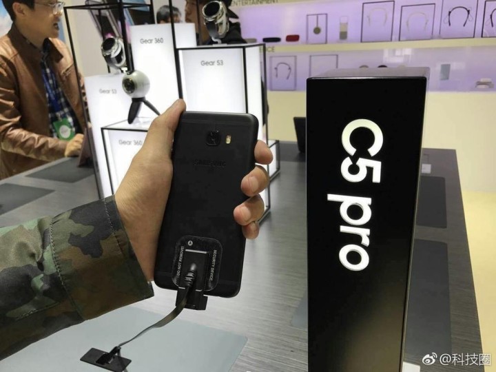 Компания Samsung представила смартфон Galaxy C5 Pro