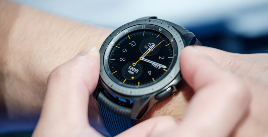 Умные часы Samsung Galaxy Watch LTE получили обновление, увеличивающее время автономной работы