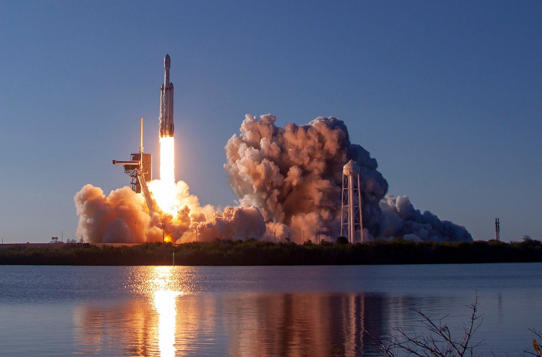 SpaceX запустила тяжелую ракету Falcon Heavy и успешно посадила все три ускорителя