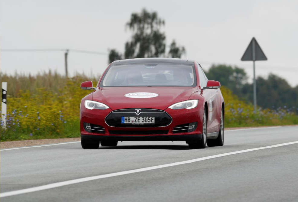 Владелец электромобиля Tesla подал иск против компании, из-за ограничения емкости аккумулятора после выхода обновления