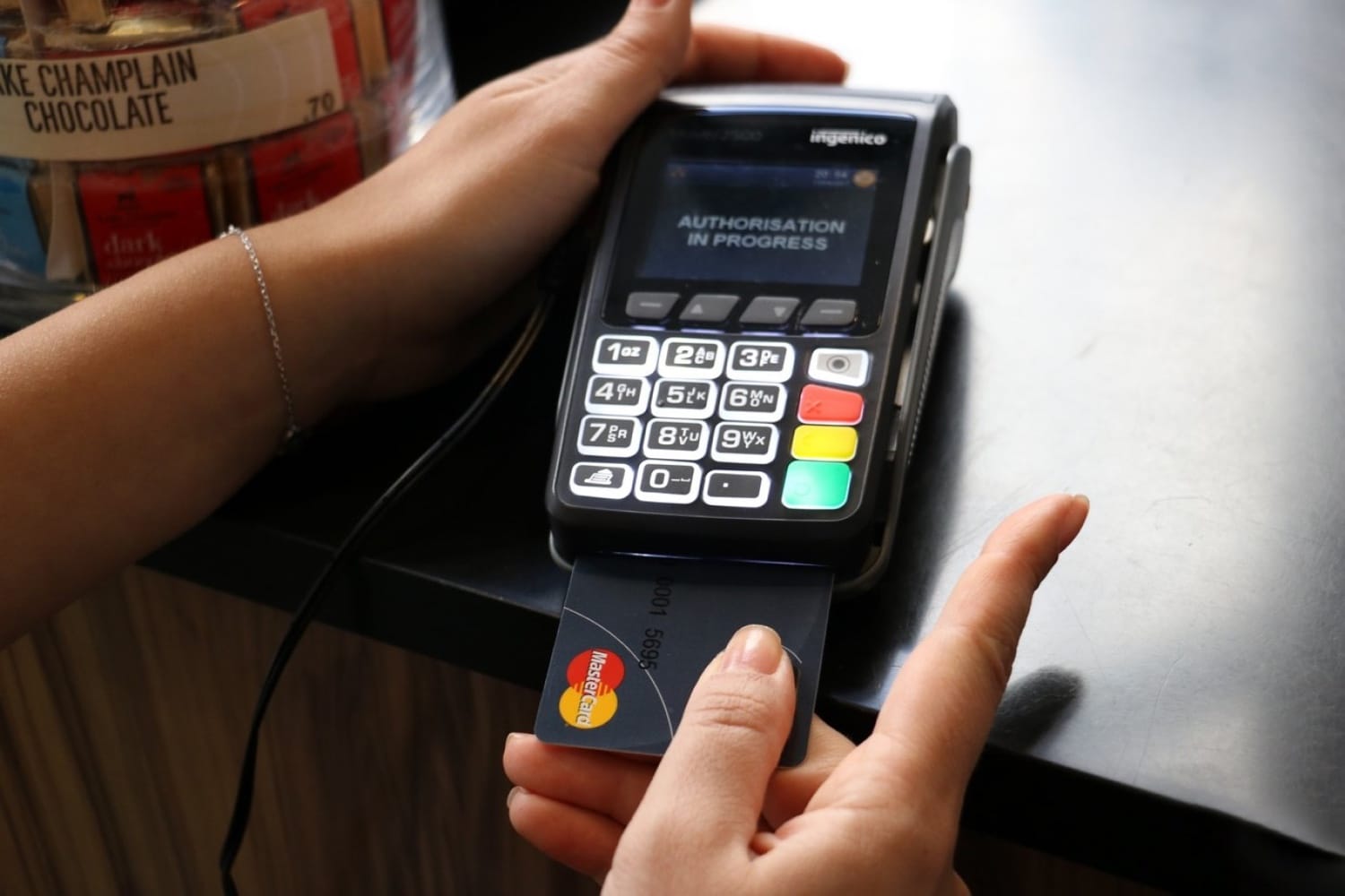 Visa и MasterCard начинают тестировать банковские карты со сканером отпечатков пальцев