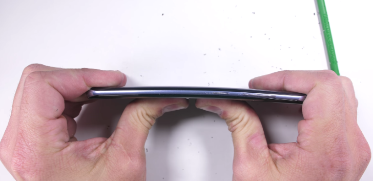 Блогер JerryRigEverything провел тест на изгиб смартфона Galaxy S8