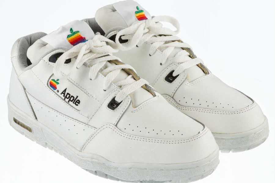 Пара кроссовок Apple, произведенных в 80-е выставлена на аукцион за $15000