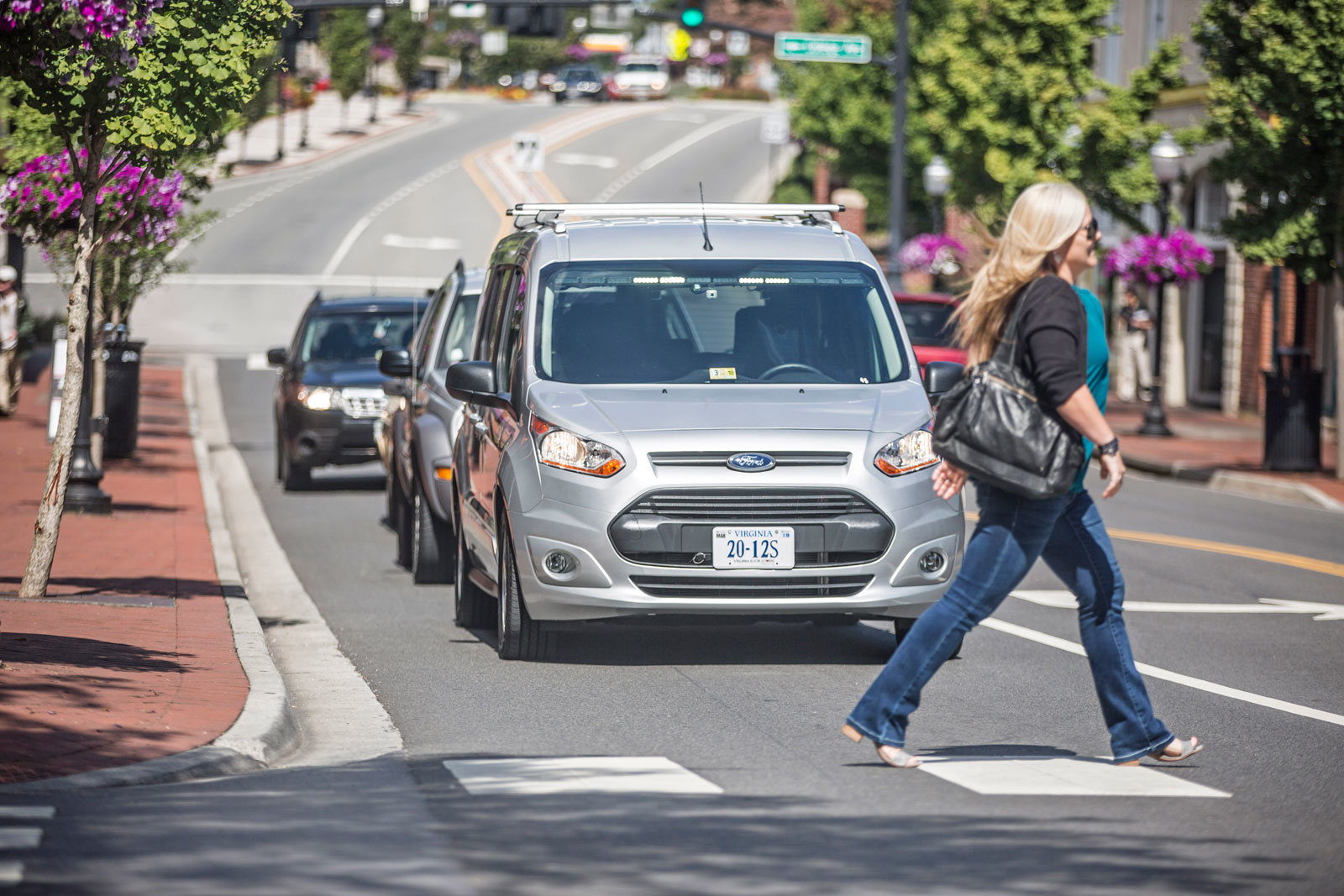 Ford хочет, чтобы самоуправляемые автомобили общались с пешеходами с помощью световых сигналов