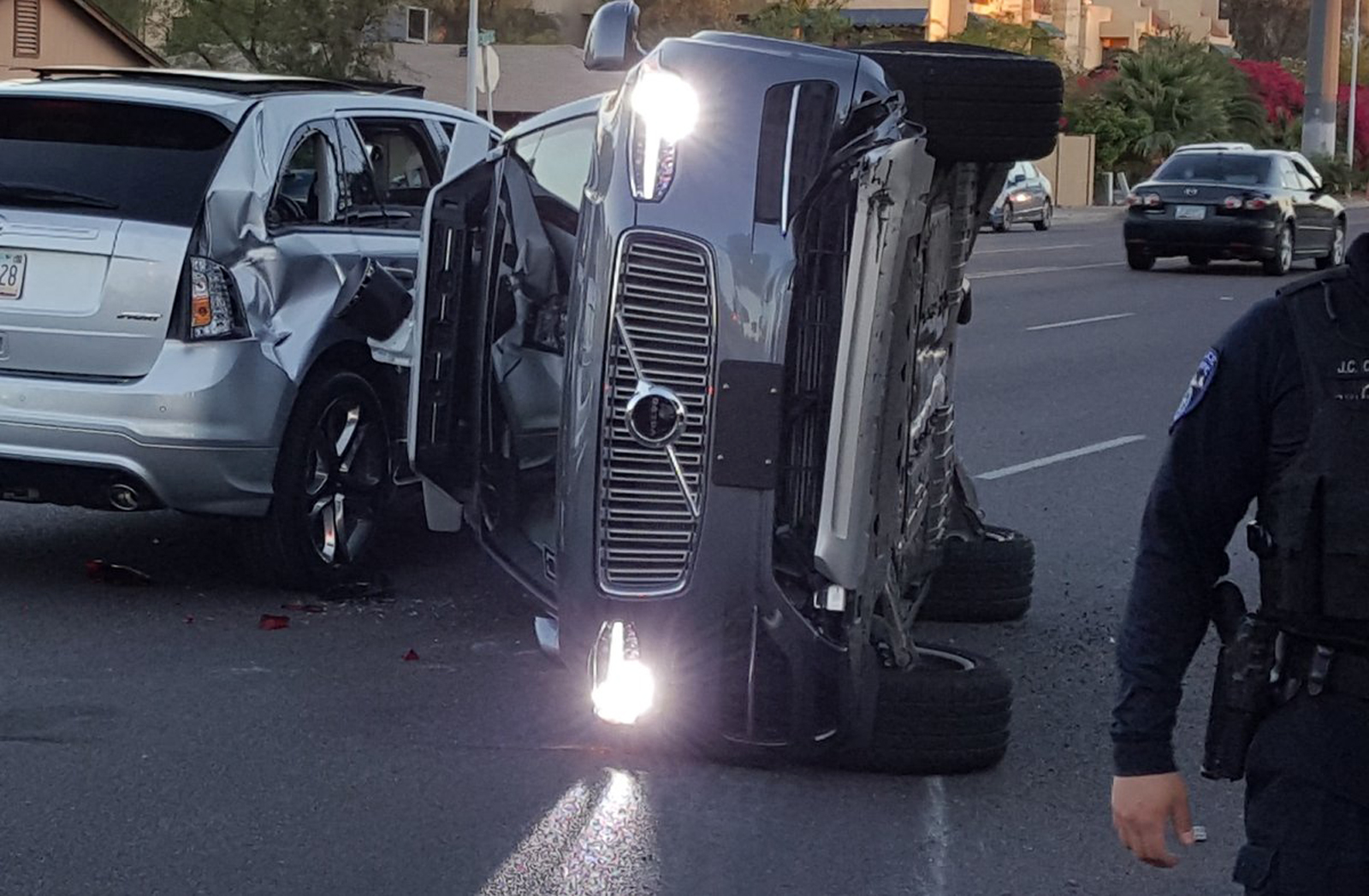 Беспилотный автомобиль Uber попал в аварию в Аризоне