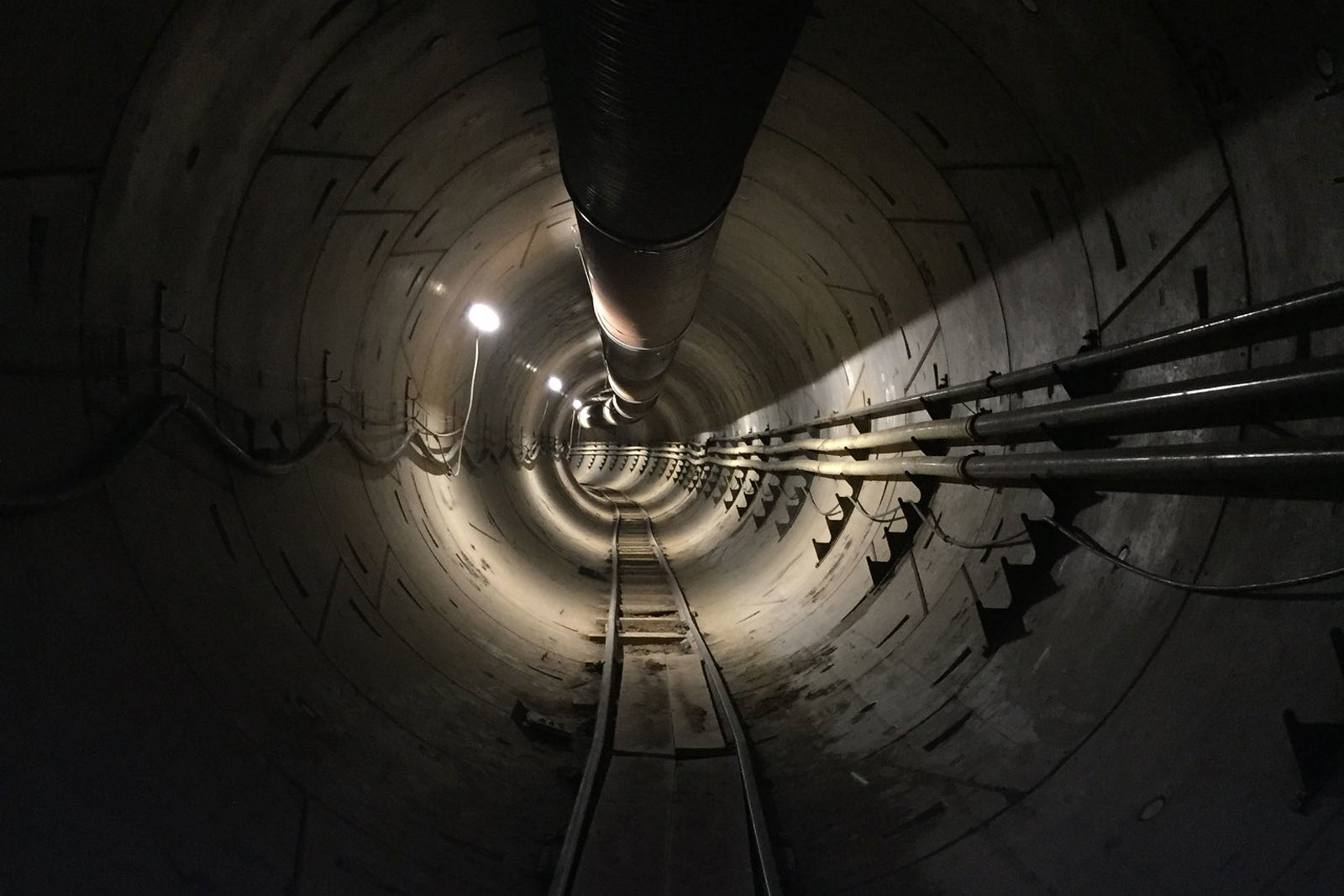 Илон Маск опубликовал в instagram снимок тоннеля под Лос-Анджелесом