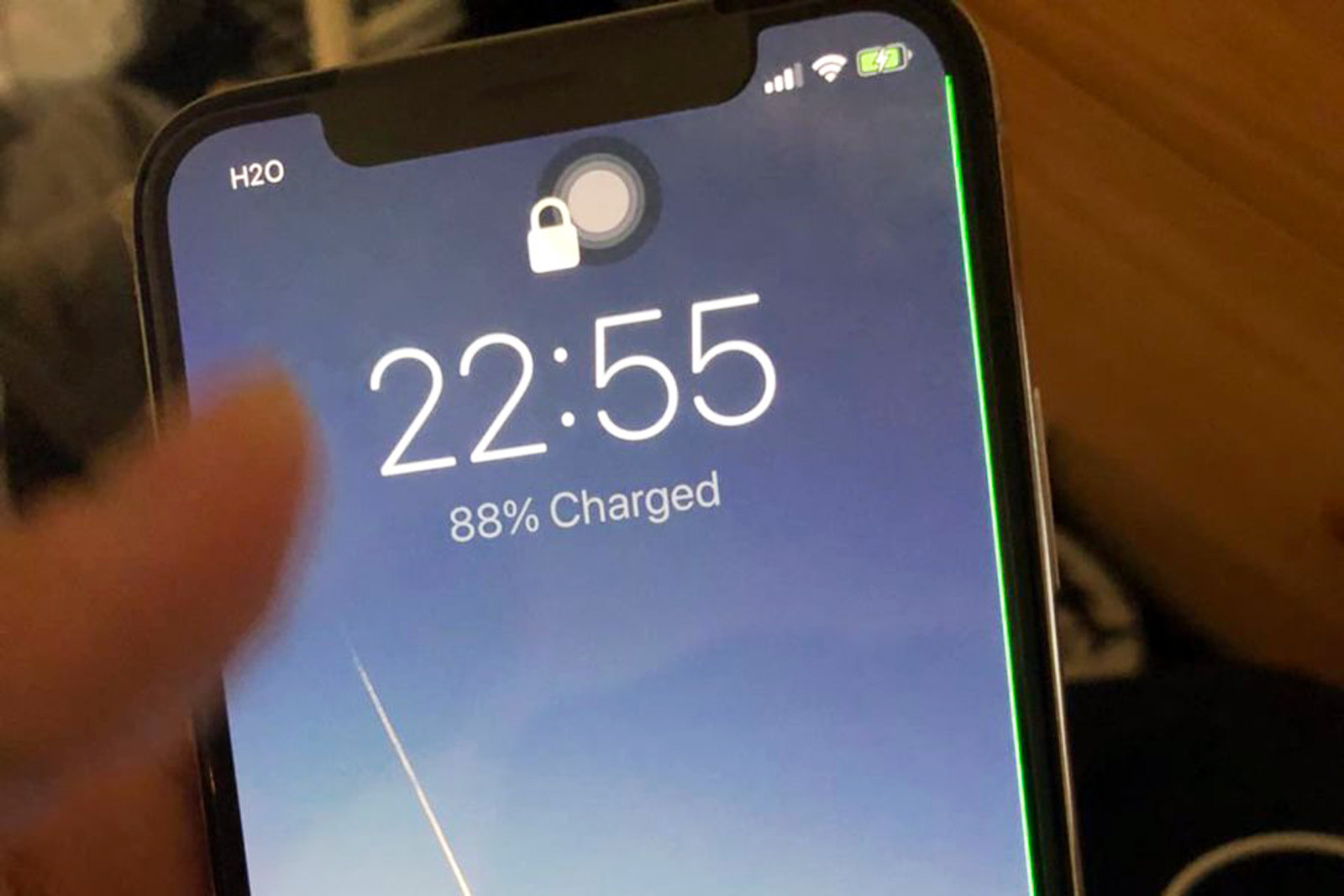 Некоторые владельцы смартфонов iPhone X сообщают о зеленой полосе на краю экрана устройства